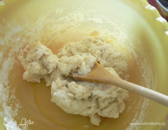 Довести до кипения и сразу вылить в миску с мукой. 
Быстро перемешать деревянной  лопаточкой, 