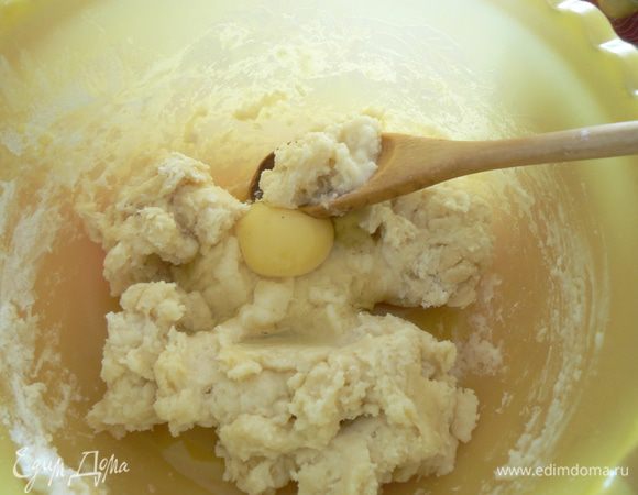  влить яйцо и снова перемешать. Затем  постепенно добавить оставшуюся муку.