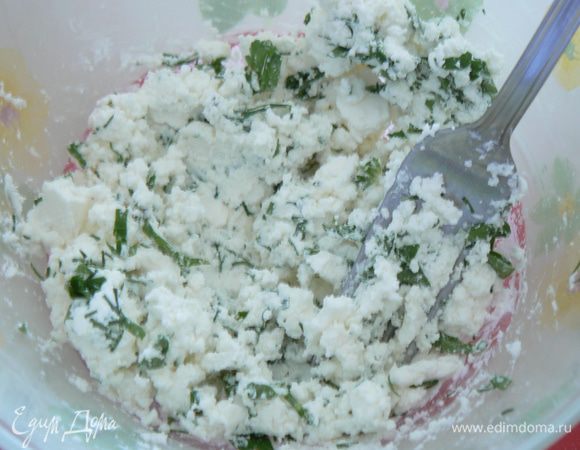 Приготовить начинку. К брынзе добавить мелко порезанную зелень.