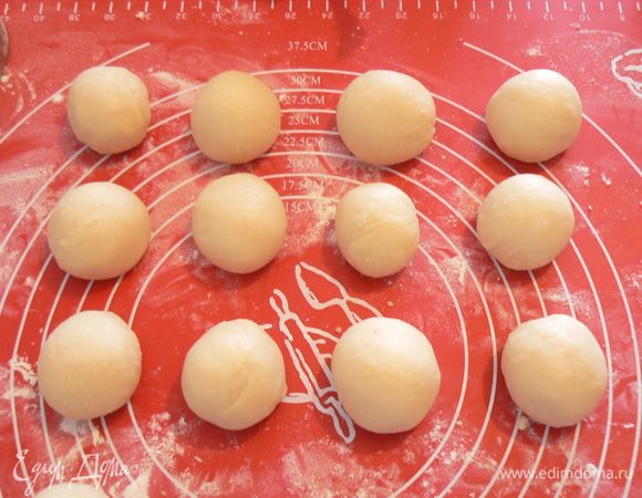 Тесто разделить на равные порционные кусочки.