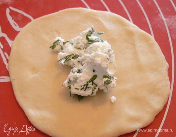 На каждый кружок выложить  начинку. 