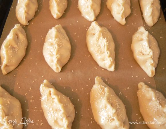 Смазать пирожки взбитым яйцом, посыпать их кунжутом. 