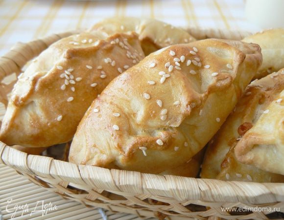  Выпекать в духовке, нагретой до 200 градусов, минут 20-25 до золотистого цвета.   

