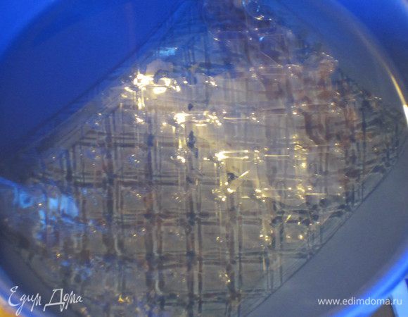 Желатин замочить в холодной воде на 10-15 минут. В кастрюльке подогреть 2 ст.л. сливок, снять с огня, добавить желатин и размешать до его полного растворения .