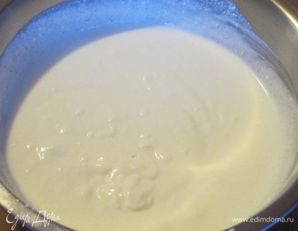 Творог тщательно перемешать с сахаром, ванильным сахаром и  сливками (сливки 200 мл). 