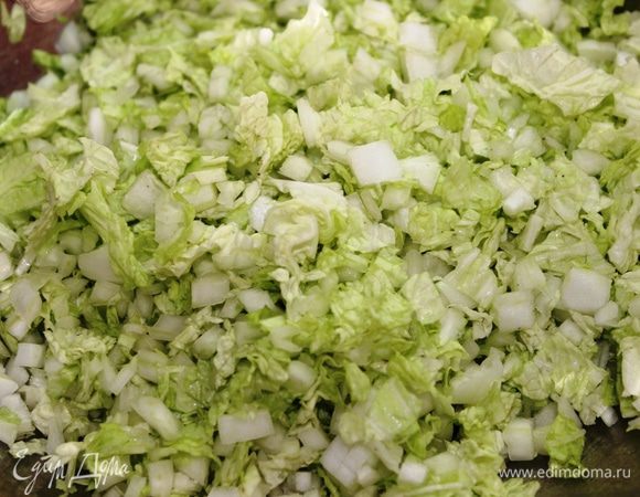 Пекинскую капусту также измельчить