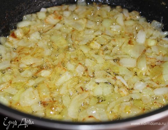 Лук репчатый необходимо немного поджарить до золотистого цвета на топленом масле с добавлением сахара