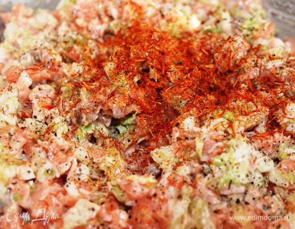 Приготовить начинку: в сливки добавить шафран, размешать. Смешать рыбу, капусту, лук, шафрановые сливки. Посолить, поперчить и все перемешать аккуратно вилкой, чтобы не помять кусочки