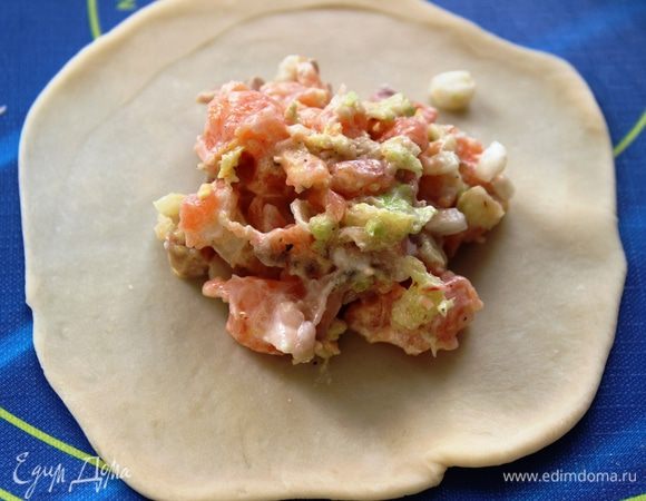 Тесто разделить на небольшие порции (величиной примерно с грецкий орех)...положить их обратно в пакет, чтобы не подсохли. Каждую порцию теста раскатать скалкой...в центр положить начинку (1,5 ст.л.)