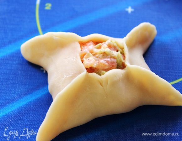 Защипать края в виде четырехугольника, оставляя отверстие в центре 