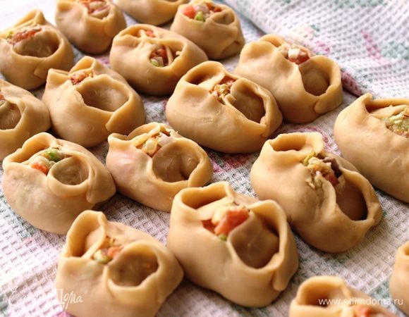 Пока лепим манты, складываем их на доску, покрытую вафельным полотенцем...и каждый раз прикрываем другим концом полотенца наши слепленные заготовки, чтобы не подсыхали