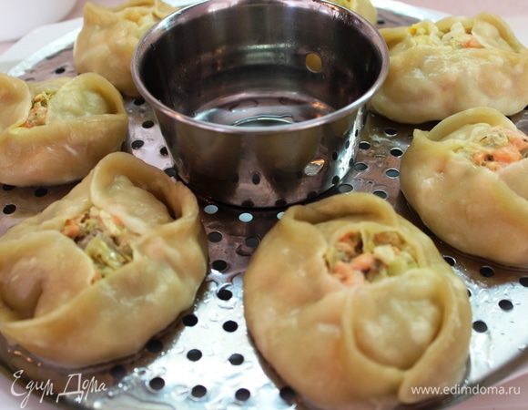 Налить в пароварку воду, добавить туда горошки душистого перца, розмарин или прованские травы для аромата. Подставки смазать растительным маслом и уложить на них манты, оставляя некоторое расстояние между ними. Как только закипит вода, разместить подставки в пароварку и накрыть крышкой. Огонь убавить до среднего и готовить примерно 25 минут. Снимайте манты с подставок осторожно, не срезая нижний слой лопаточкой, а приподнимая их к верху (лучше руками), т.к. тесто заползает в дырочки подставки