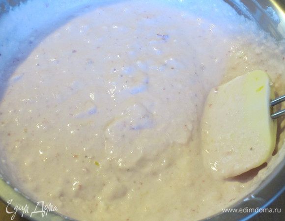 Ввести желатин в творожнo - клубничную  массу, тщательно перемешать. 