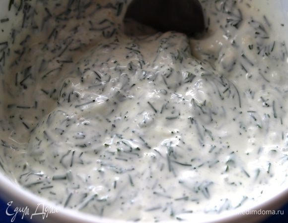 Приготовить соус: добавить в сметану измельченные чеснок и укроп, посолить, поперчить и все перемешать