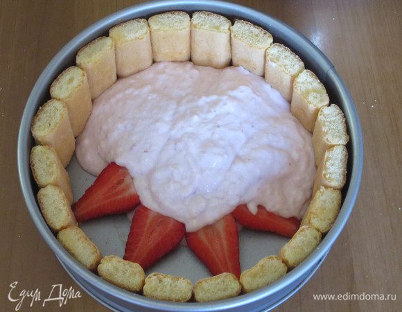 Творожную массу осторожно выложить в форму. Поверхность разровнять. Поставить в холодильник на 40 минут. 