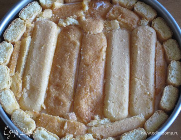 Выложить оставшиеся палочки сверху на торт и опять убрать в холодильник на 5-6 часов, чтобы масса полностью застыла. 