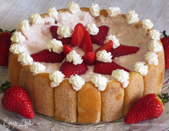 Оставшиеся сливки взбить с сахарной пудрой и украсить шарлотку. Приятного аппетита:)