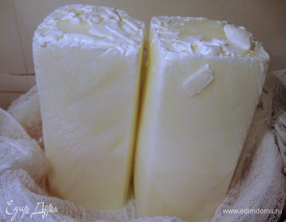 В первую очередь готовим главный  ингредиент для творожного слоя – творожный сыр из кефира. Этот способ приготовления творожной массы хорошо описан в рецепте Виктории (Ла Ванда) http://www.edimdoma.ru/retsepty/42531-domashniy-tvorog
Кефир кладём в морозилку часов на 10-12 до полного замораживания. 
Выстилаем дуршлаг марлей и ставим в эту конструкцию замороженную глыбу кефира. И всё это оставляем в теплом месте до полного выхода сыворотки. Это займёт 8-12 ч. в зависимости от окружающей температуры. Теперь готовую творожную массу можно переложить в подходящую ёмкость. 
На выходе получилось около 300 или 400 г – готового продукта. Его весь будем использовать в рецепте.