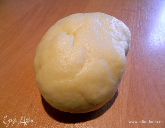 Приступаем к тесту. Кладём в миску все ингредиенты для теста и замешиваем мягкое, эластичное тесто.