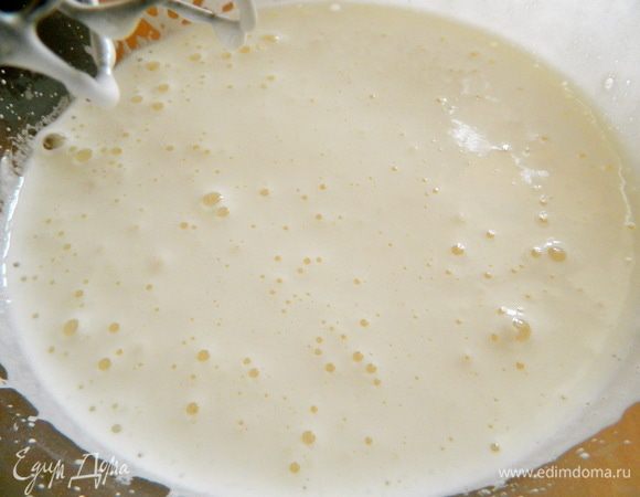 Готовим творожную массу. Яйца взбиваем с сахаром и ванильным сахаром минуты 3-4 до растворения сахара. Если яичную массу взбивать до более плотной консистенции и  увеличения в объёме, то готовый чизкейк будет отличаться структурой, т.е. он будет более пористым и влажным, как на фото в шаге № 9.