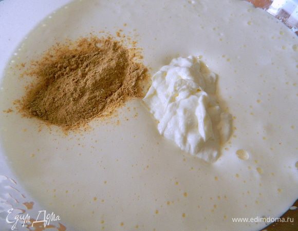 Затем добавляем творожный сыр с отрубями (перемолотыми в кофемолке) и на маленьких оборотах перемешиваем. Если отруби добавить позже (с молоком), то они всплывут на поверхность.