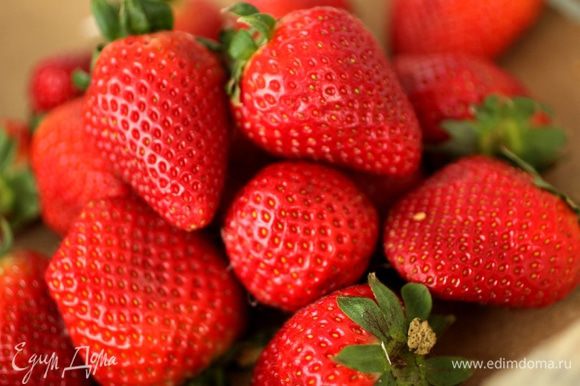 Взять крупные ровные ягоды клубники, помыть, обсушить и удалить плодоножки.