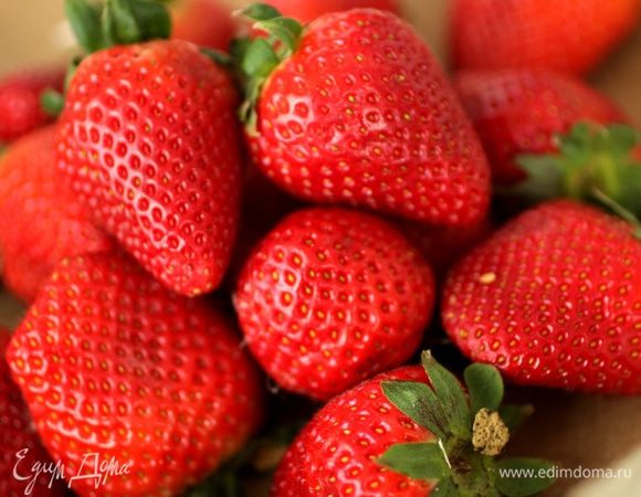 Взять крупные ровные ягоды клубники, помыть, обсушить и удалить плодоножки.