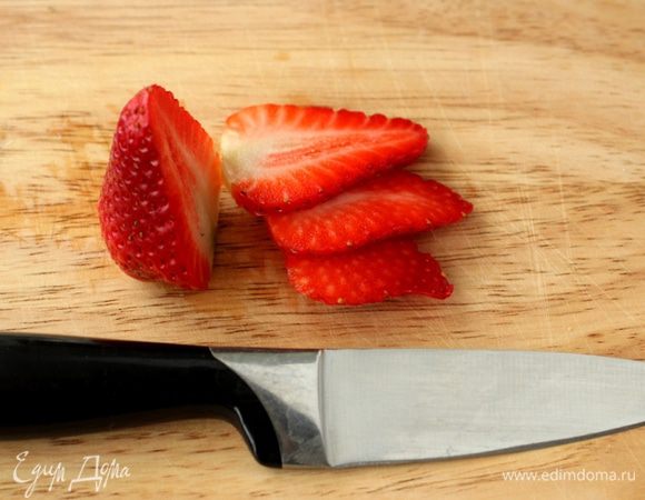 Нарезать клубнику тонкими пластинами.