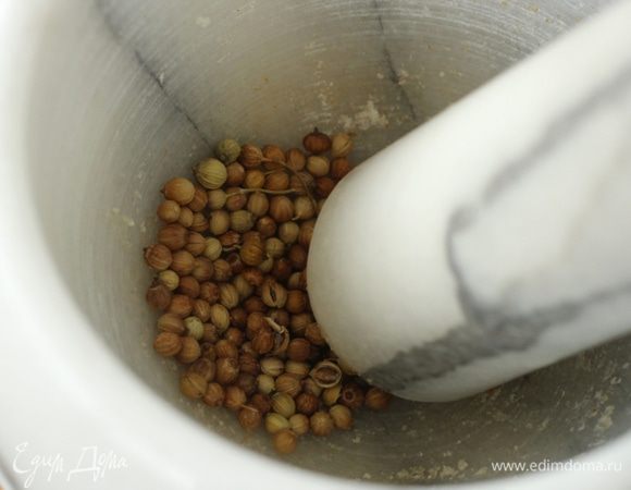 Кориандр растереть в ступке, соединить с соком лайма, оливковым маслом, солью и свежемолотым перцем. У Ирины в рецепте еще присутствует кинза. Я сегодня ее не добавила за неимением... Но с кинзой я тоже пробовала, это очень вкусно...