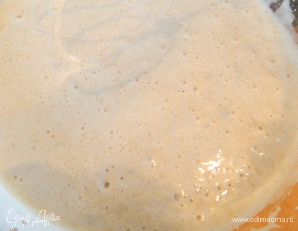 Следом вливаем молоко и также, на маленьких оборотах, перемешиваем.