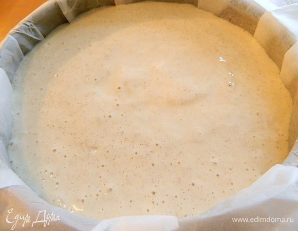 Готовую смесь выливаем в форму. И ставим в разогретую духовку до 150 гр. на 90 мин. 