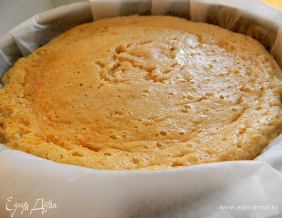 Готовый чизкейк остудить и посыпать сахарной пудрой или украсить иным образом. Вес готового продукта - 1,05 кг. Ориентировочная калорийность  - 170 ккал/100 г. А себестоимость такого чизкейка - около 80 руб.