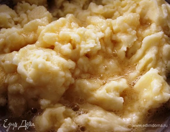 Картофель отварить, очистить, размять вилкой, добавить мягкое масло, сливки, яйцо, муку, соль. Все тщательно перемешать и немного взбить