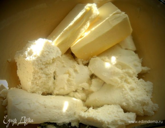 Маргарин добавить в творог (не мокрый!).