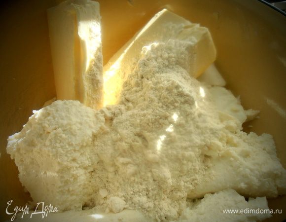 Подсыпаем муку с солью...