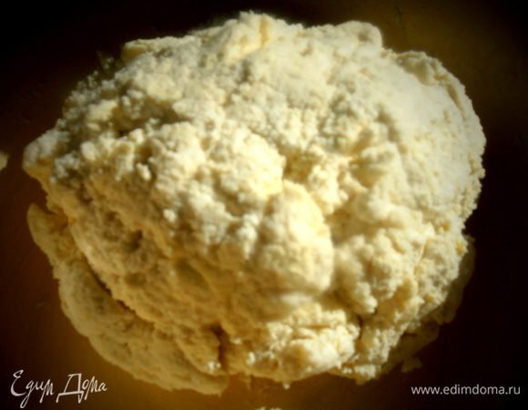 Затем тесто собираем в ком.Внимание! Муки может уйти больше (в рецепте даже указано "сколько возьмёт",всё зависит от "мокрости" творога.