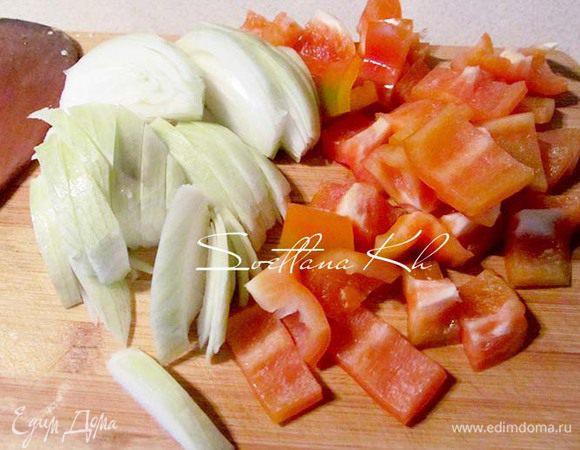 Лук и перец нарезать крупными ломтями. Это по желанию, просто мы любим овощи крупно нарезать.