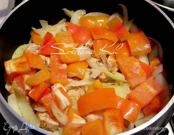 Через четыре минуты добавить перец. Жарить 5 минут под закрытой крышкой или до нежного зарумянивания мяса.