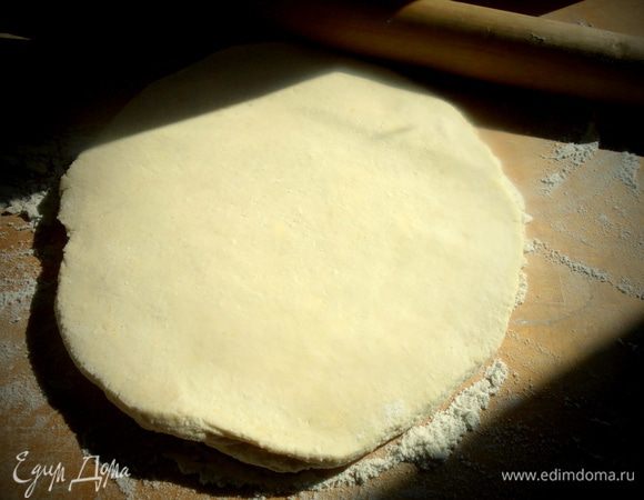 Как я уже говорила,тесто послушное,поэтому раскатывается без особого нажима.Здесь только часть теста,его довольно много!