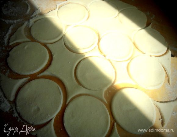 Вырезаем стаканом кружки.Обрезки обратно в общее тесто.