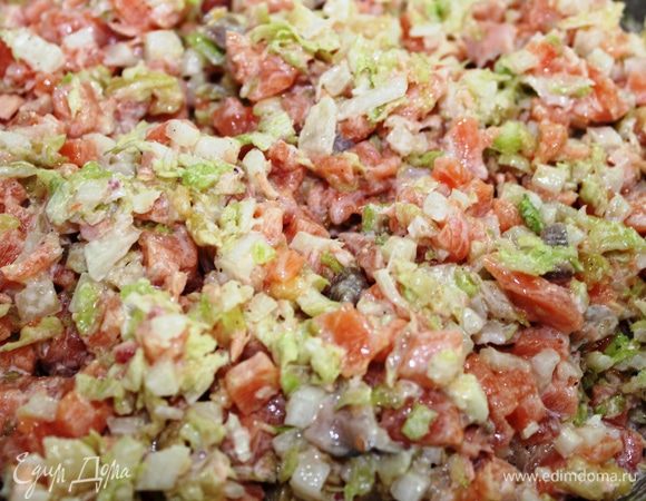 Приготовить начинку: Лук поджарить в масле....В сливки добавить шафран, размешать. Смешать мелко нарезанные рыбу, капусту, пассированный лук, шафрановые сливки. Посолить, поперчить и все перемешать аккуратно вилкой, чтобы не помять кусочки