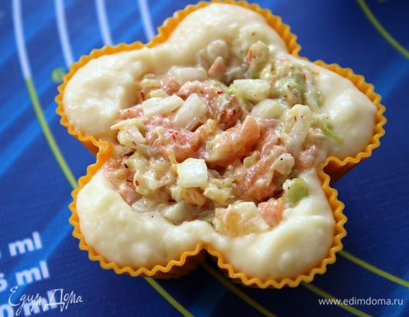 В формочки для кексов, смазанные маслом, выложить (по 1 ст.л. с горкой) картофельное пюре и распределить его по краям, как корзиночки. В центр вложить начинку, немного придавив ложкой