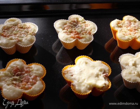 Поставить в разогретый духовой шкаф (200 градусов) и запекать 20-25 минут