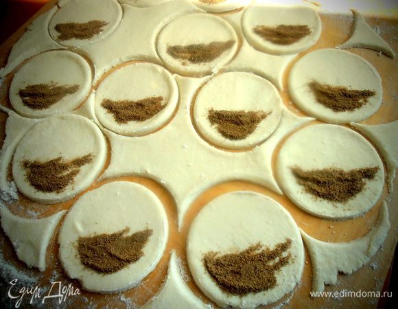 Присыпаем чайной ложкой на одну сторону начинку,отступив от краёв.