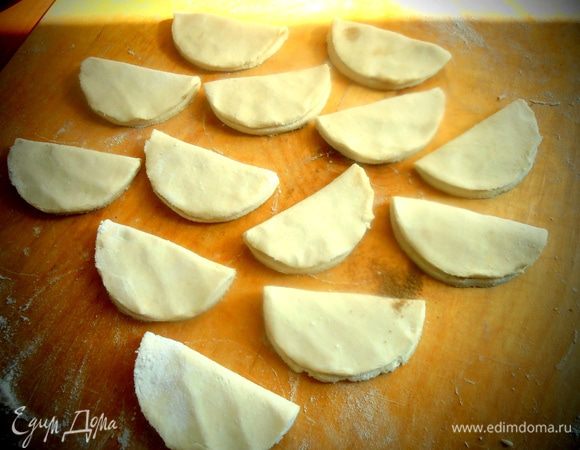 Накрываем половинкой кружка и прижимаем рукой.