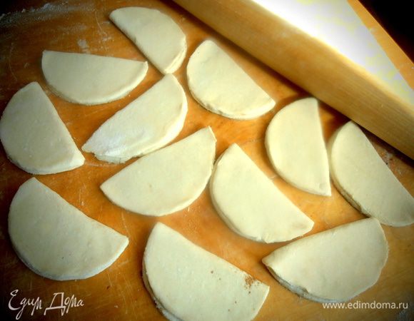 Для ровной поверхности прокатываем легко скалкой.