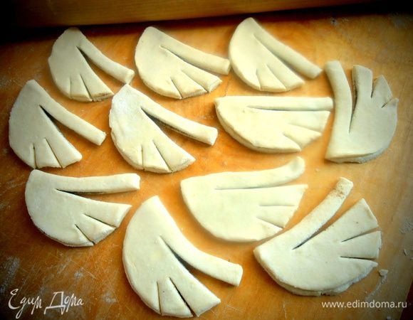 Теперь моя любимая творческая работа! Делаем три надреза ножом разной глубины по убывающей.