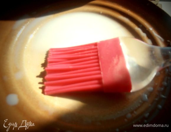 Смажем верх молоком (или желтком).