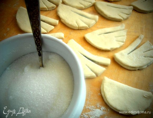 Присыпаем сахаром.