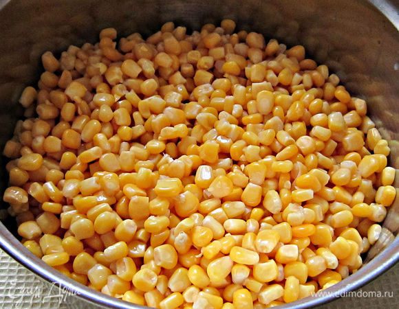 Слить из баночек с кукурузой полностью лишнюю жидкость. Переложить кукурузу в кастрюльку.